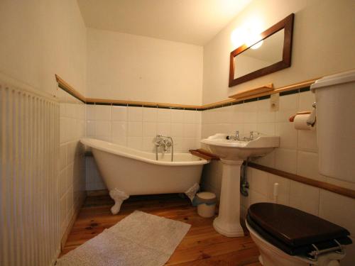 y baño con bañera y lavamanos. en Splendid Holiday Home in Vlessart with Sauna, en Vlessart
