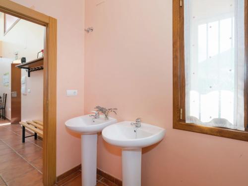 Salinillas de Buradón的住宿－Mansion in Salinillas de Buradón with pool，浴室设有2个水槽和镜子