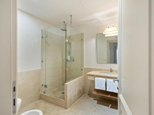ein Bad mit einer Dusche und einem Waschbecken in der Unterkunft Modern Holiday Home in Rignano sull'Arno with Swimming Pool in Rignano sullʼArno