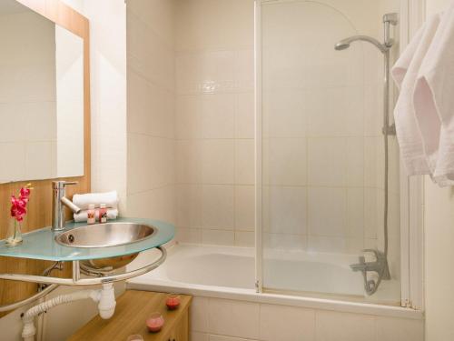 uma casa de banho com um chuveiro, um lavatório e uma banheira em Holiday Home with garden and terrace em Azay-le-Rideau