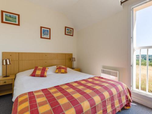 um quarto com uma cama e uma grande janela em Holiday Home with garden and terrace em Azay-le-Rideau