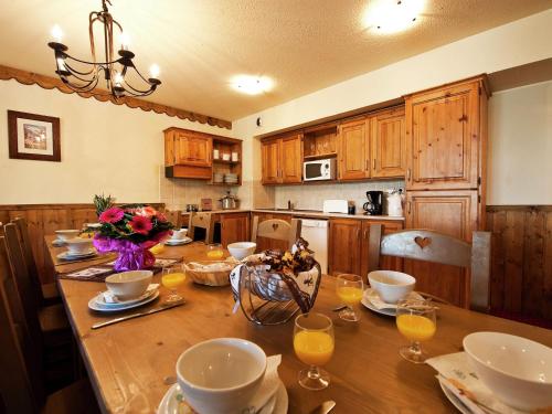 Photo de la galerie de l'établissement Chalet in Paradiski with Stunning Ski Views, à Arc 2000