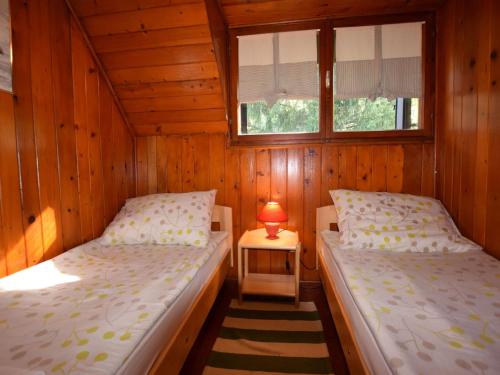 una camera da letto con due letti e una lampada su un tavolo di Holiday Home in Vrbovsko near Kama nik Trail a Vrbovsko
