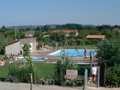 un grupo de personas en una piscina en Detached chalet with dishwasher, on the banks of the Lot, en Castelmoron-sur-Lot
