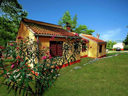 Functional bungalow with a balcony or terrace, 7km from Umag