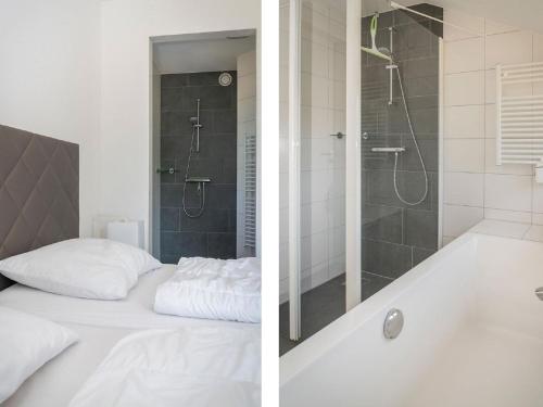 Ένα μπάνιο στο Charming Thatched Villa in Texel