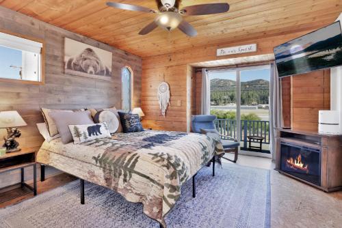 Ένα ή περισσότερα κρεβάτια σε δωμάτιο στο Jay Bird Landing Escape- Hot Tub- Central Location