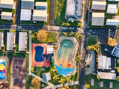 an overhead view of a yard with a swimming pool at NRMA Yarrawonga Mulwala Holiday Park in Mulwala