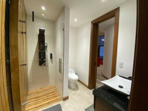 bagno con doccia, lavandino e servizi igienici di Zen Oasis, second floor! a Calima