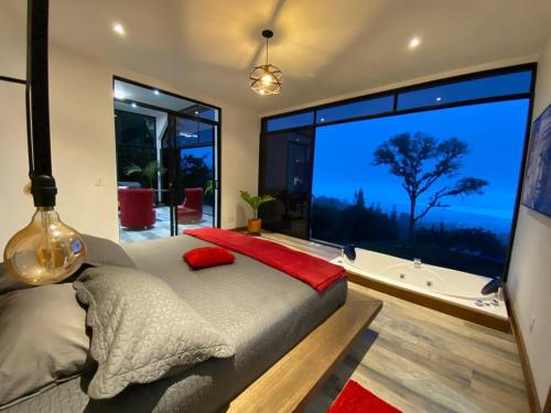 una camera con letto e una grande finestra con vasca di Zen Oasis, second floor! a Calima