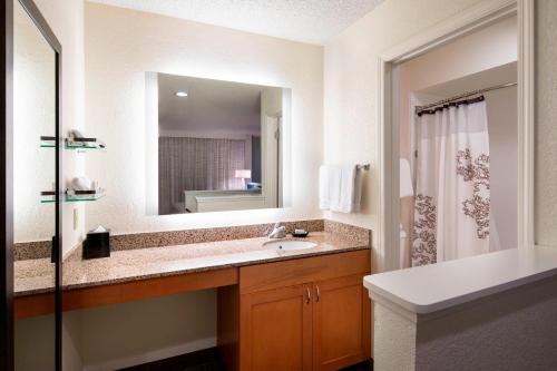 łazienka z umywalką i dużym lustrem w obiekcie Residence Inn Los Angeles Torrance/Redondo Beach w mieście Torrance