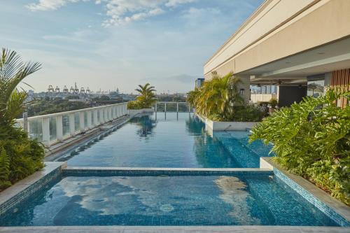 een zwembad op het balkon van een gebouw bij Rizal Park Hotel in Manilla