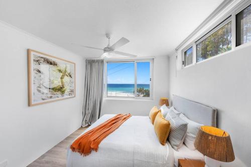 Schlafzimmer mit einem Bett und einem Fenster mit Meerblick in der Unterkunft Amazing beach view and perfect location Kirra in Gold Coast