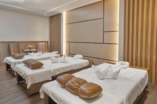 Rizal Park Hotel tesisinde bir odada yatak veya yataklar