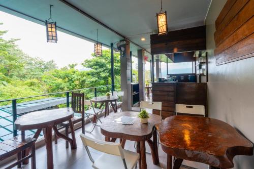 een kamer met tafels en stoelen op een balkon bij The Ridge Coron in Coron