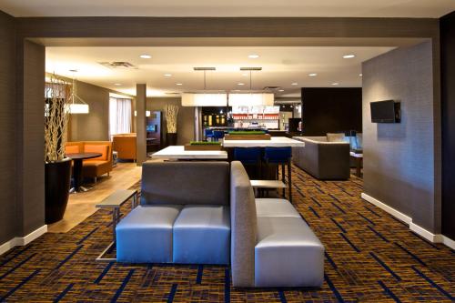 TV a/nebo společenská místnost v ubytování Country Inn & Suites by Radisson, Columbus-Edinburgh