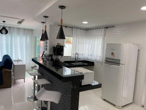 Dapur atau dapur kecil di Maravilhosa casa com piscina em Arraial do Cabo RJ