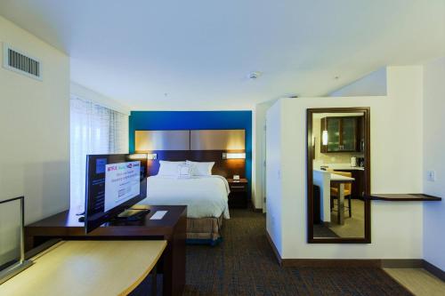 Habitación de hotel con cama y escritorio con ordenador en Residence Inn by Marriott Philadelphia Glen Mills/Concordville en Glen Mills