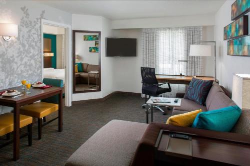 Televisyen dan/atau pusat hiburan di Residence Inn by Marriott New Orleans Metairie
