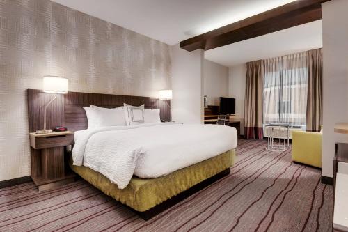 Habitación de hotel con cama grande y escritorio. en Fairfield Inn & Suites by Marriott Chicago Schaumburg, en Schaumburg