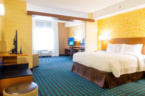 um quarto de hotel com uma cama e uma secretária em Fairfield Inn & Suites by Marriott Dickson em Dickson