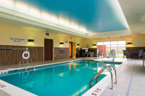 uma piscina num quarto de hotel em Fairfield Inn & Suites by Marriott Dickson em Dickson