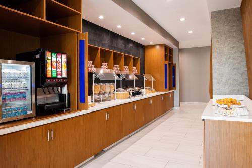 a restaurant with a bar with a drink counter at SpringHill Suites by Marriott Riverside Redlands in Redlands