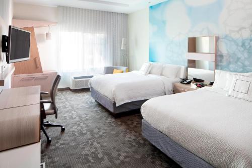 Pokój hotelowy z 2 łóżkami i biurkiem w obiekcie Courtyard by Marriott Palm Beach Jupiter w mieście Jupiter