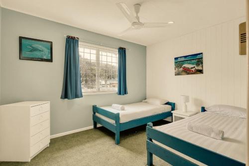 - une chambre avec 2 lits et une fenêtre dans l'établissement Sparkling Waters Unit 1, à Gold Coast