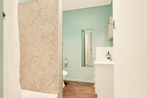 La salle de bains est pourvue d'une douche et d'un lavabo. dans l'établissement Sparkling Waters Unit 1, à Gold Coast