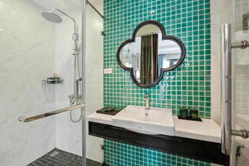 Un baño de Hanoi Indochine Premium Hotel