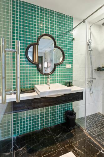 Un baño de Hanoi Indochine Premium Hotel