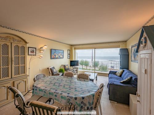 un salon avec une table et un canapé dans l'établissement ***Studio avec Balcon Face à la Mer, Centre Plage des Sables-d'Olonne, Équipé et Confortable*** - FR-1-197-581, à Les Sables-dʼOlonne