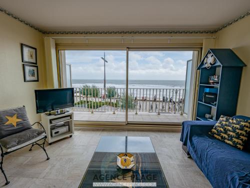 Studio face mer avec balcon et cuisine équipée