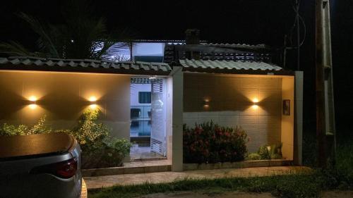 una casa con un coche aparcado delante de ella por la noche en Maragogimeucaribe01, en Maragogi