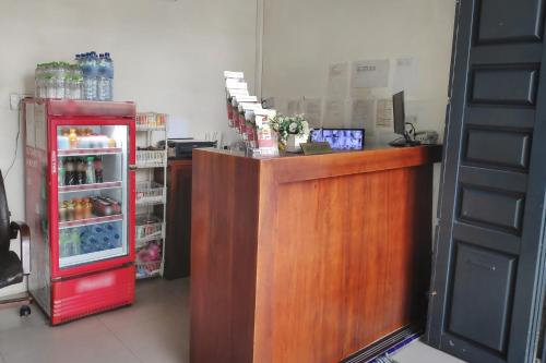 um frigorífico vermelho ao lado de um balcão numa loja em Urbanview Os Residence Medan by RedDoorz em Medan