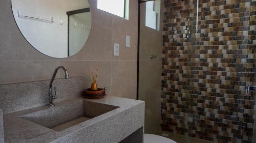 un bagno con lavandino e specchio di POUSADA KALUKA a Bezerros