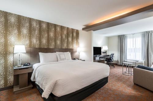 una camera d'albergo con un grande letto e una scrivania di Fairfield Inn & Suites by Marriott St. Joseph Stevensville a Stevensville