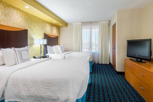 Habitación de hotel con 2 camas y TV de pantalla plana. en Fairfield Inn & Suites – Buffalo Airport en Cheektowaga