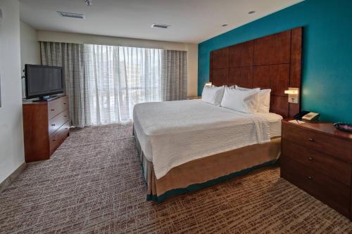 Un pat sau paturi într-o cameră la Residence Inn Norfolk Downtown