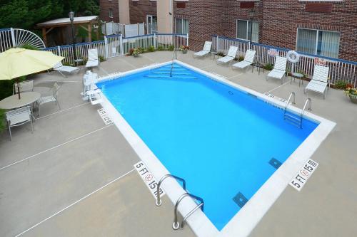 Бассейн в Fairfield Inn Greensboro Airport или поблизости