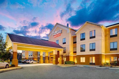 un hotel con un estacionamiento delante de él en Fairfield Inn & Suites by Marriott Lafayette South en Lafayette