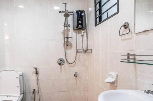 莎阿南的住宿－Double Storey Homestay at Cahaya SPK Shah Alam，带淋浴、卫生间和盥洗盆的浴室