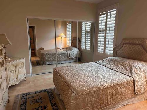 ein Schlafzimmer mit einem Bett und einem großen Spiegel in der Unterkunft MountainView Vacation Home in Upland