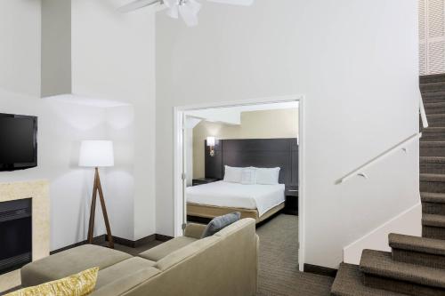 Habitación de hotel con cama y sofá en Residence Inn Boca Raton, en Boca Raton