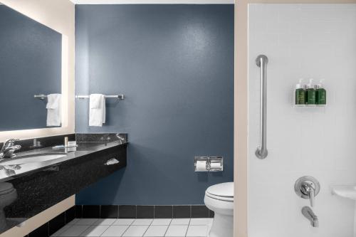 Baño azul con aseo y lavamanos en Fairfield by Marriott Inn & Suites Columbus Hilliard, en Columbus