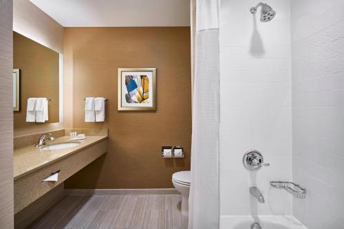 y baño con aseo y lavamanos. en Fairfield Inn & Suites by Marriott Alexandria,Virginia, en Alexandria