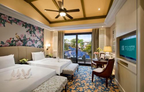 um quarto de hotel com duas camas e uma televisão de ecrã plano em Seaview Resort Xiamen em Xiamen