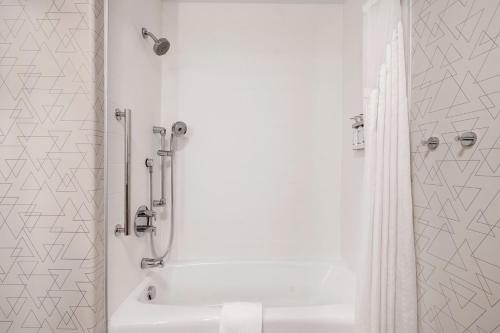 Bilik mandi di Holiday Inn Express Hotel & Suites Moab by IHG