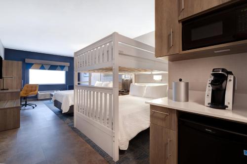 Katil atau katil-katil dalam bilik di Holiday Inn Express Hotel & Suites Moab by IHG